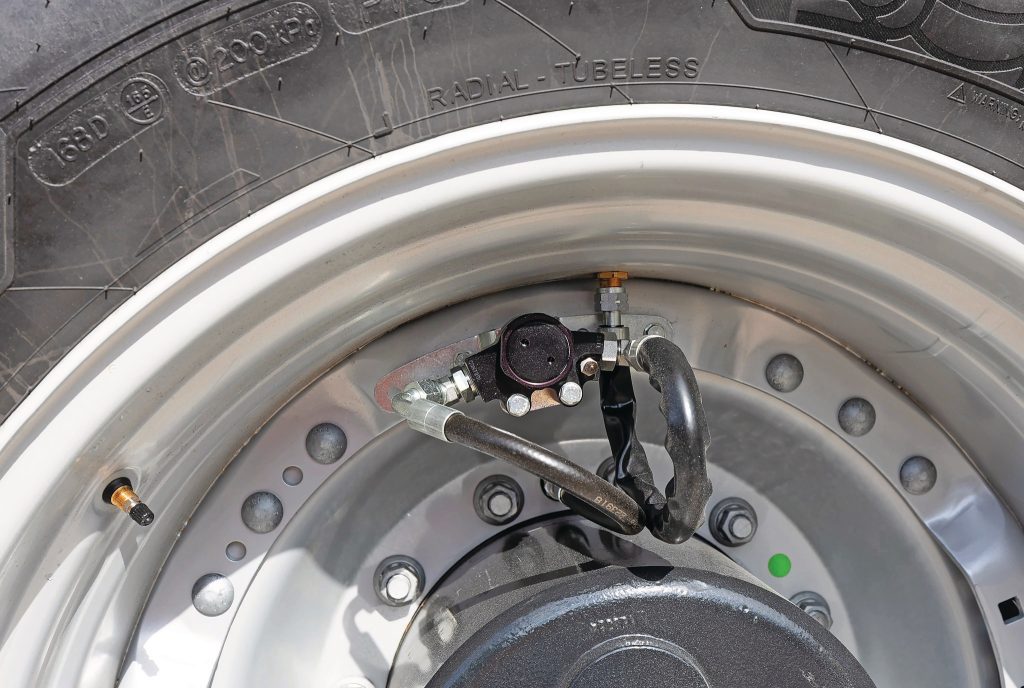 Geen luchtleidingen meer buitenom; de Optum heeft zowel voor als achter een geïntegreerde overbrenging voor een bandenspanningswisselsysteem. Er komt nog een afschermkap voor de luchtleidingen.