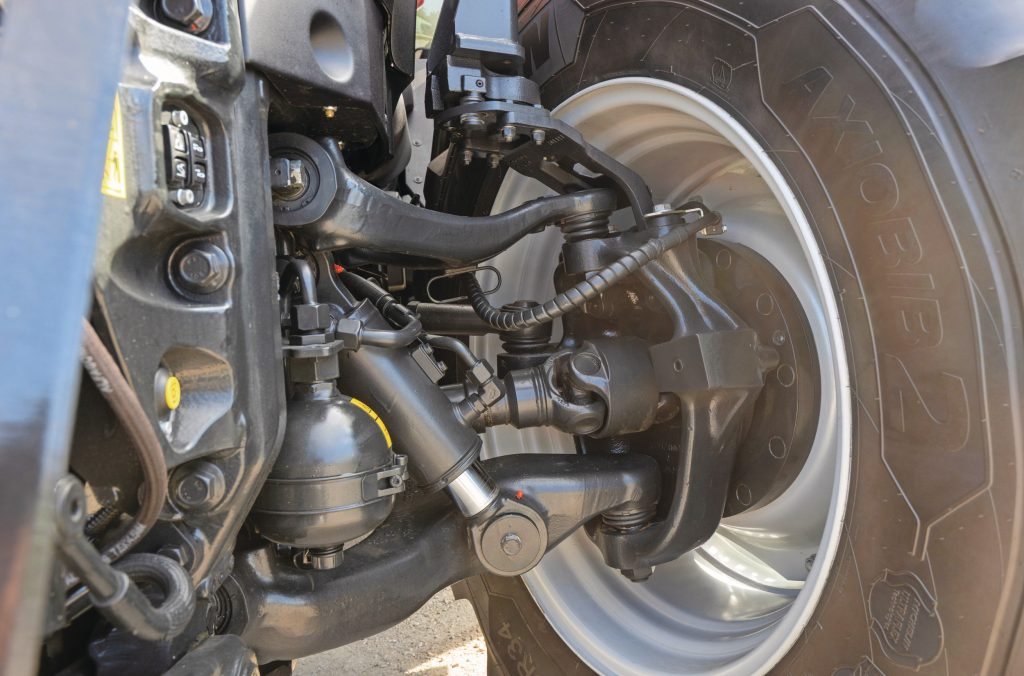 Een nieuwe vooras, onafhankelijk geveerd met een dubbele wichelroede-constructie. Let ook op de luchtslang van het bandenspanningswisselsysteem.