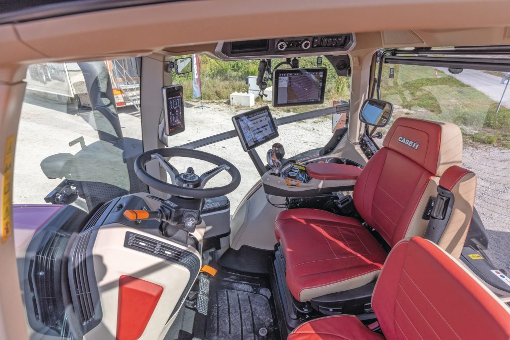 De cabine is dezelfde als die van de Optum-serie. Een ruime en stille werkplek met een fraaie afwerking. Op het beeldscherm kun je nu verschillende bandenspanningen opslaan en daarmee snel wisselen tussen een veld- en wegspanning.