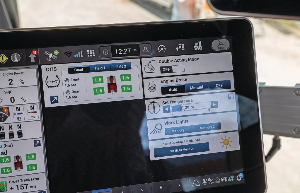 Het bandenspanningswisselsysteem is netjes geïntegreerd in het beeldscherm. Let ook op het menu voor de motorrem. Foto: Bob Karsten