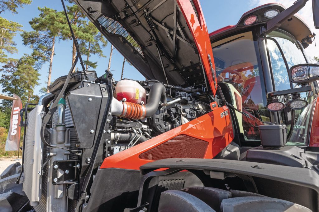 Onder de kap een 8,7 liter grote FPT-motor. Dat is in grote lijnen hetzelfde motorblok dat in de Amerikaanse Magnum-serie ligt.