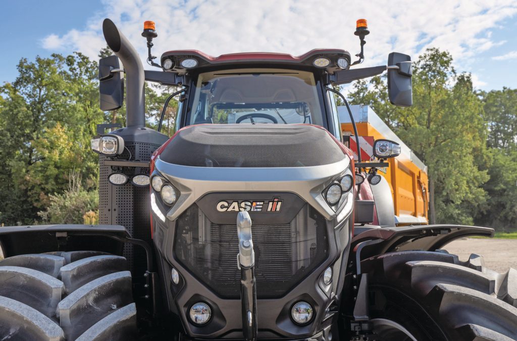 Om ruim 400 pk op temperatuur te houden is veel koeling nodig. Dat vraagt veel ruimte onder de motorkap. Vooral van binnen valt op hoe breed de motorkap is.