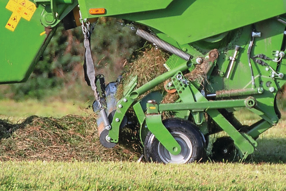 Pick-up ActiveLoad 2 volgt de bodem nauwkeurig. De pendelende ophanging met tastwielen volgt de bodem, ook bij hogere werksnelheden of op oneffen terrein. Dat garandeert een schone gewasopname, zo stelt de fabrikant. Foto’s: Bergmann