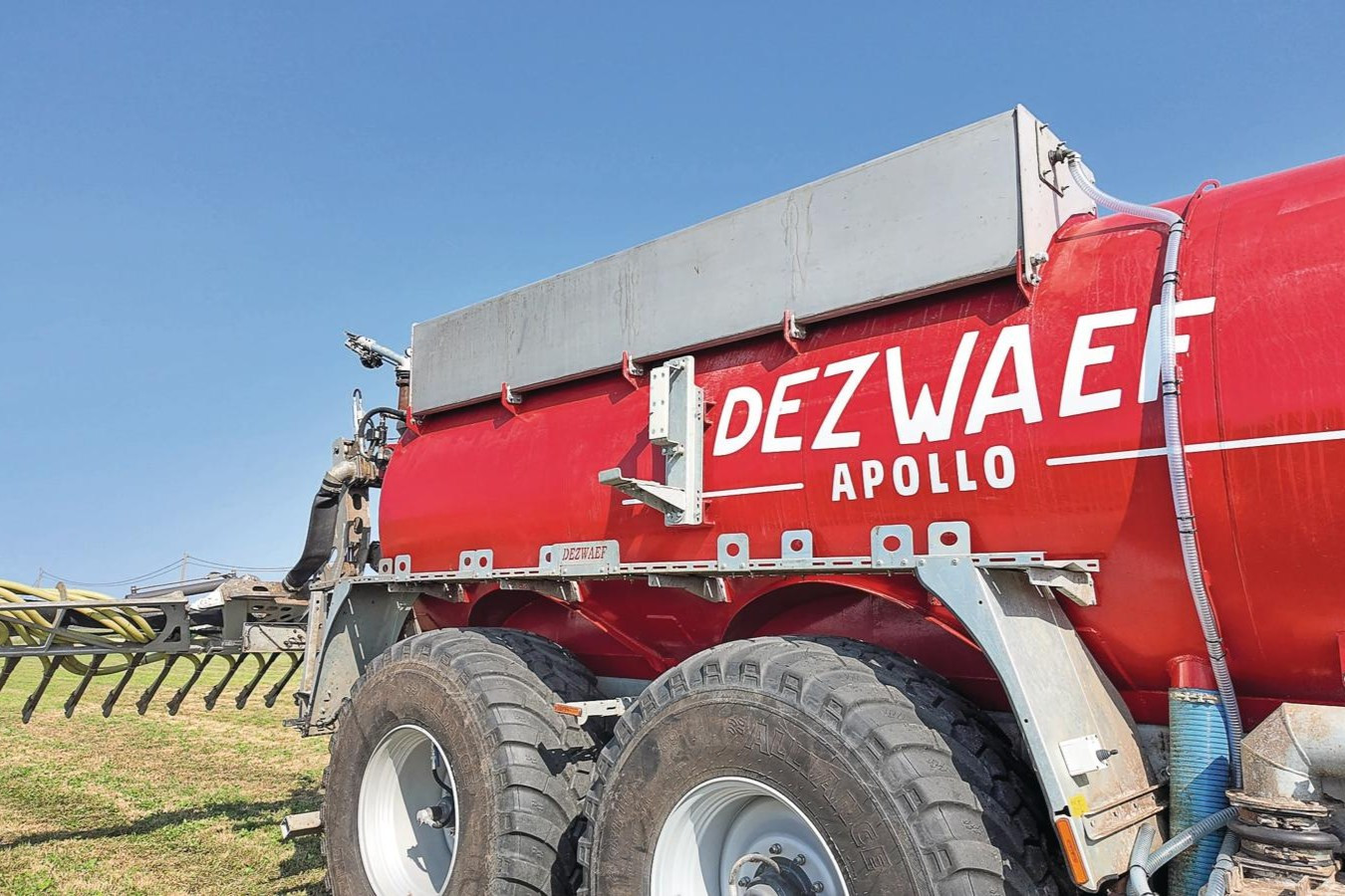 De FertiFlow-opzettank is aan de rechterzijde van een Dezwaef-drijfmesttank opgebouwd. De tank heeft een inhoud van 1.000 liter. Foto: Dezwaef