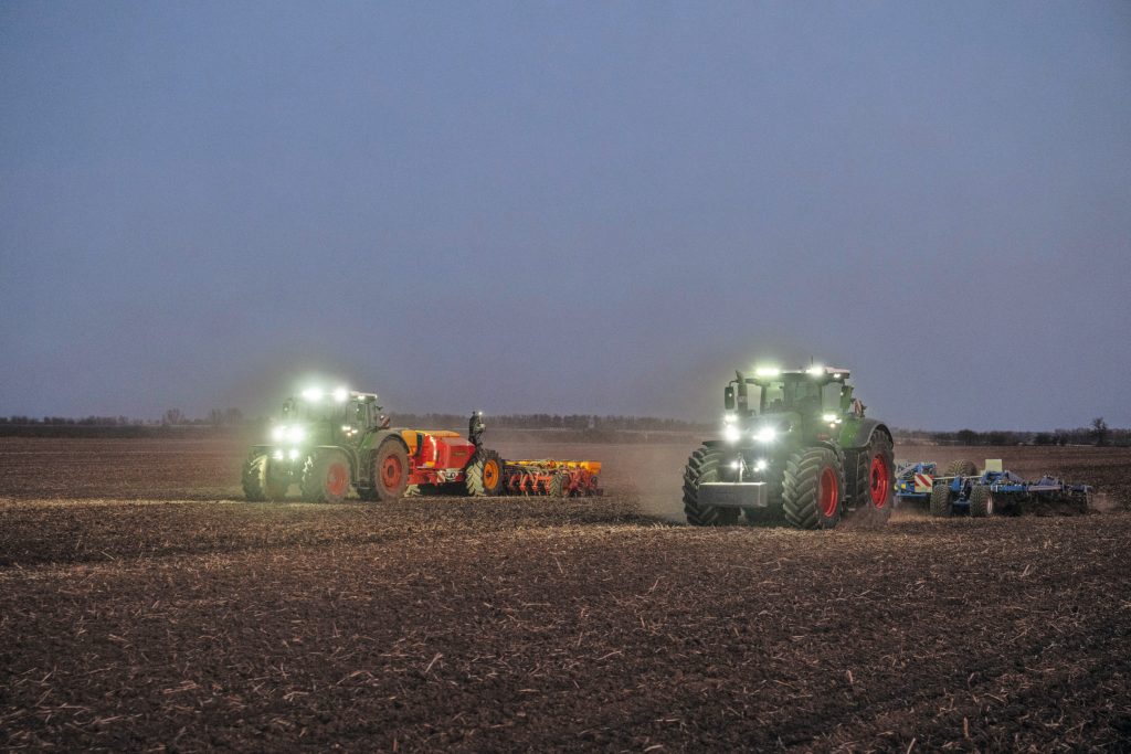 Het is straks mogelijk om real-time-data te delen tussen machines die op 1 perceel werken. Zo kun je dan bijvoorbeeld zien waar de ander al heeft gereden, en de sectieafsluiting reageert daarop. Dat kan handig zijn voor het (mest)strooien.
