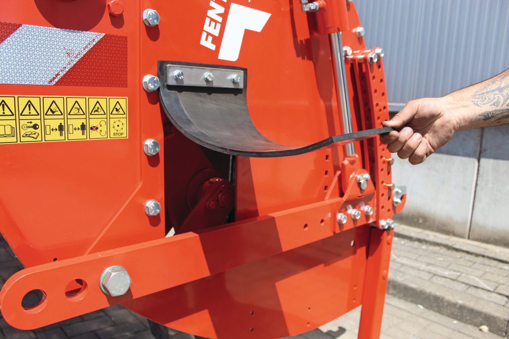 Gaten in de zijplaten en boogjes in de pendelplaten voorkomen dat grond blijft plakken.