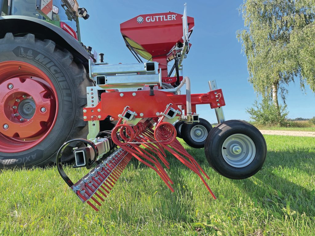 De Greenmaster Ecoline is een iets eenvoudiger wiedeg die in twee delen opklapbaar is. Güttler laat weten dat de machine door de eenvoudigere constructie kostengunstiger is dan de machines die het bedrijf al levert.