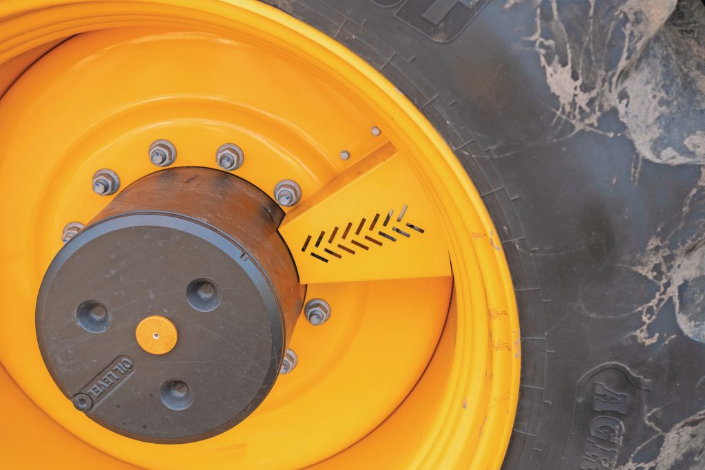 JCB heeft een geïntegreerd luchtdrukwisselsysteem op de Fastrac 6300. Het design doet sterk denken aan VarioGrip bij Fendt. Toch werkt dit systeem anders. Het is een éénleidingsysteem dat buiten de assen om gaat en lucht in de velg aflaat.