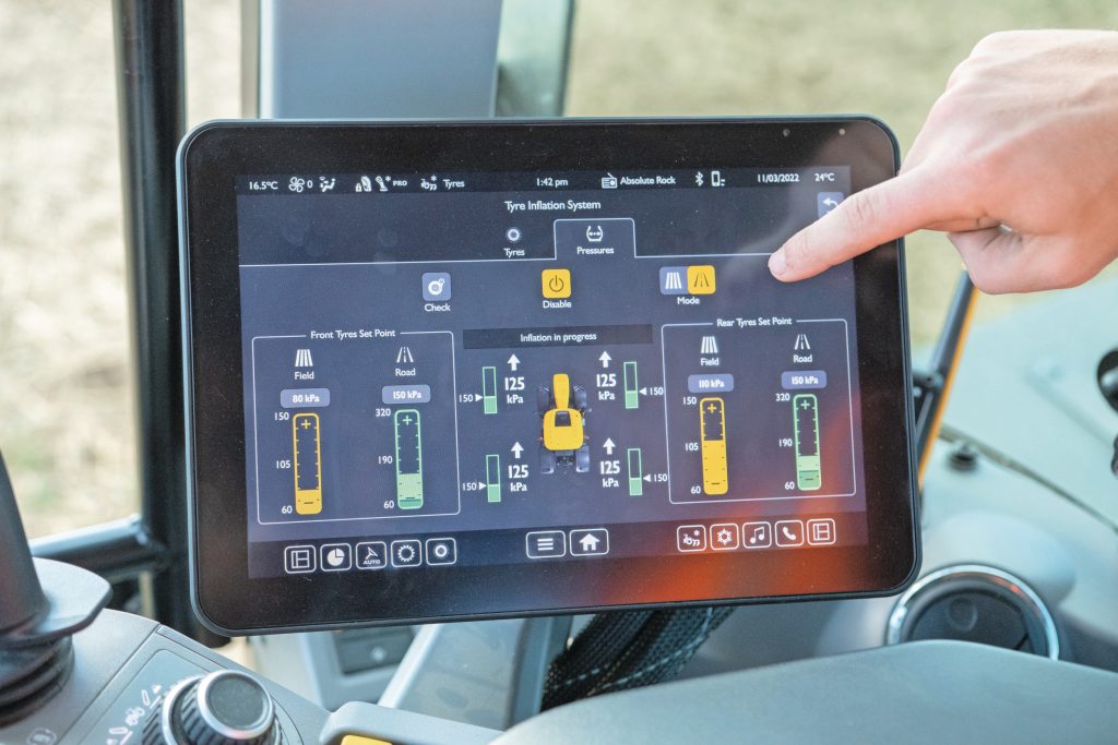 In de trekkerterminal is de aansturing van het luchtdrukwisselsysteem te vinden. Deze is praktisch en werkt intuïtief. Met enkele klikken wissel je moeiteloos de bandendrukken.