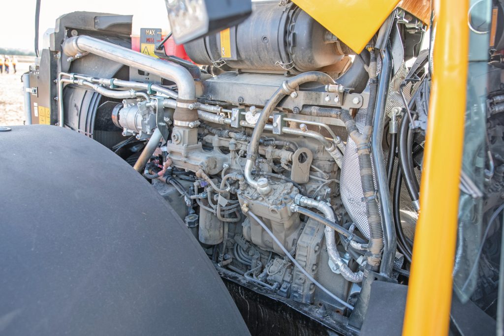 Een FPT in het vooronder; nieuw voor JCB in de Fastrac-lijn. Nieuw voor het motorblok zelf is een dubbele 315 cc-compressor die aan de zijkant zit geflenst, met een capaciteit van 600 l/min. Ook is een nieuwe turbo geplaatst evenals een ander brandstofsysteem. Daarmee bereikt de motor een vrijwel vlakke koppelpiek van 1.200 tot 1.800 motortoeren.