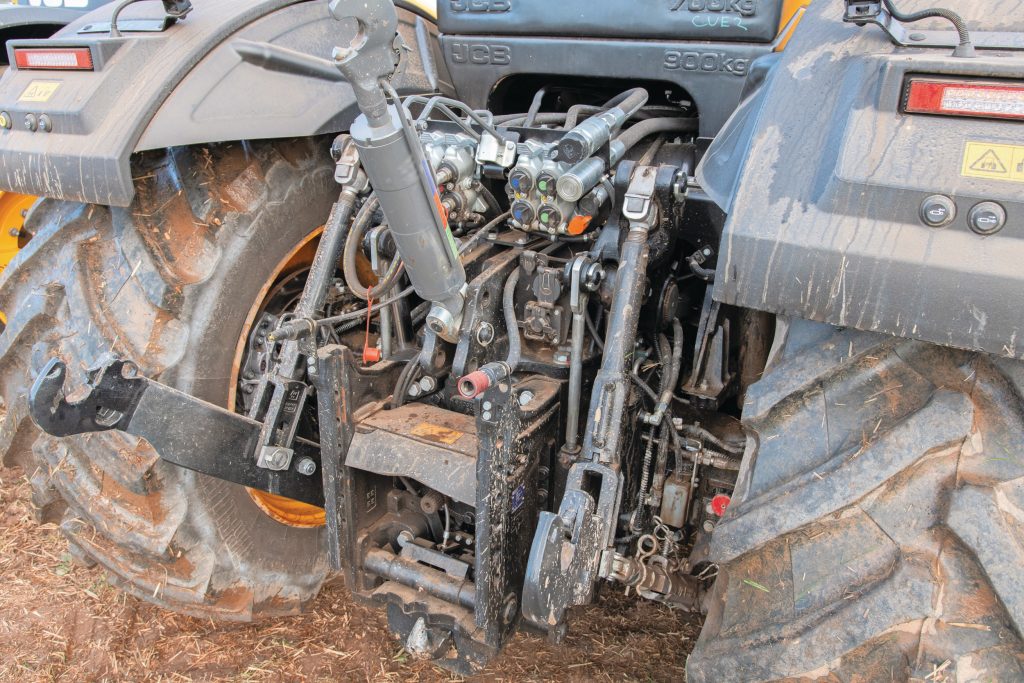 De 6300 is flink meer mans dan zijn grote broer als het gaat om heffen. De hefinrichting tilt maximaal 11 ton. Daarvoor zijn de heflatten wel wat hoger gemaakt om de kracht te kunnen hebben. Er zit ook een bocht in om ruimte te houden voor de sturende achterwielen. Optioneel is de trekker uit te rusten met een 410 l/min dubbele oliepomp.