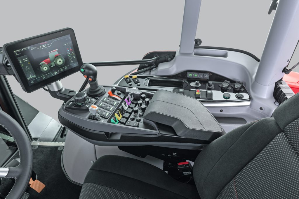 De cabine is voorzien van een 10 inch beeldscherm. Je bedient de trekker volgens wat Lindner noemt: het LDrive-concept (hendel en knop).