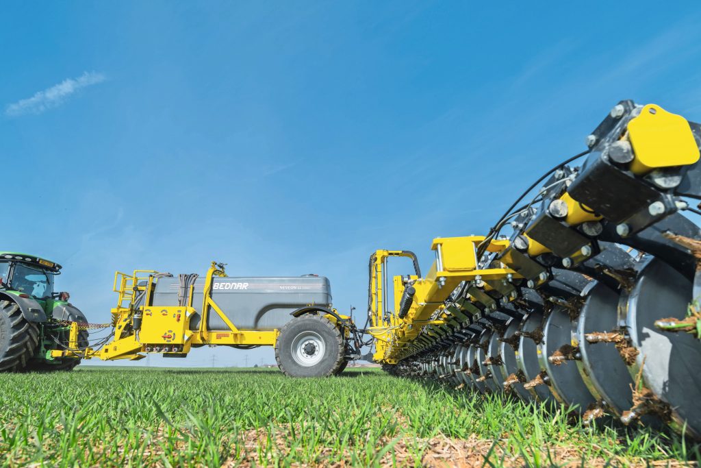 De bemester wordt geleverd met werkbreedtes van 12, 15 en 18 meter en heeft een tankvolume van 8.000 liter.