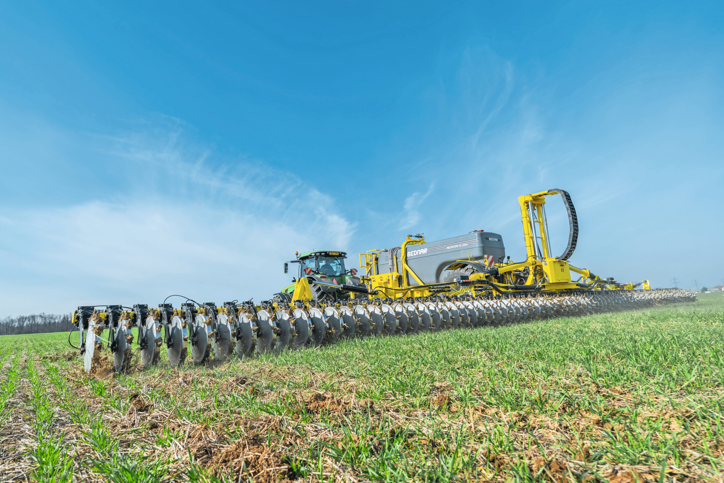 De Bednar Nevelon EE spaakwielbemester injecteert vloeibare meststoffen rechtstreeks in de wortelzone. Foto's: Bednar