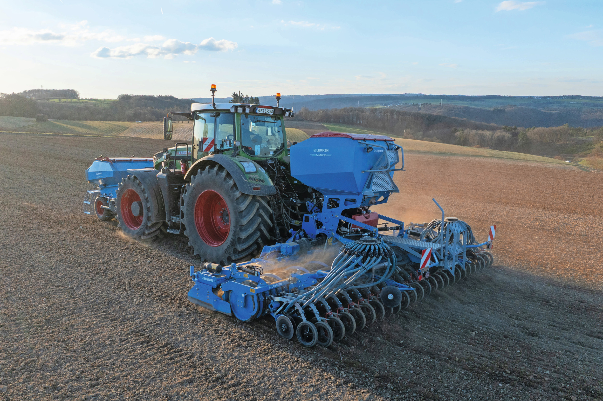 Volgens de Duitse machinefabrikant Lemken is de Solitair MF de eerste opbouwzaaimachine met tank achterop die opklapbaar is. Foto's: Lemken