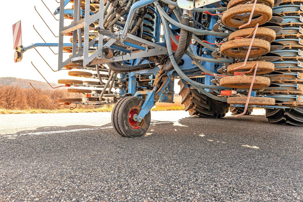 Als je voor de 6 meter brede uitvoering Solitair MF/600 kiest, monteert de fabrikant een klein transportwiel midden onder de machine.