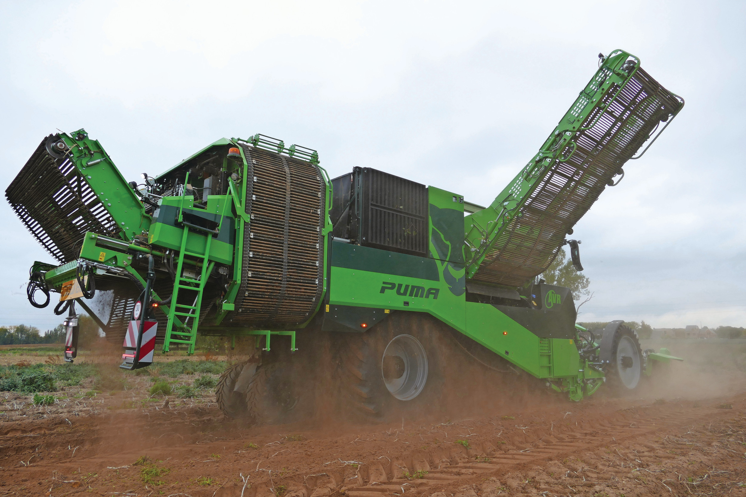 Kenners zullen de nieuwe zelfrijdende aardappelrooier Puma 5.0 herkennen aan een nieuwe, meer gestroomlijnde vormgeving. In het werk neemt nu een extra wielstel tot 5 ton van het gewicht over van de achteras. Foto: Martin Smits