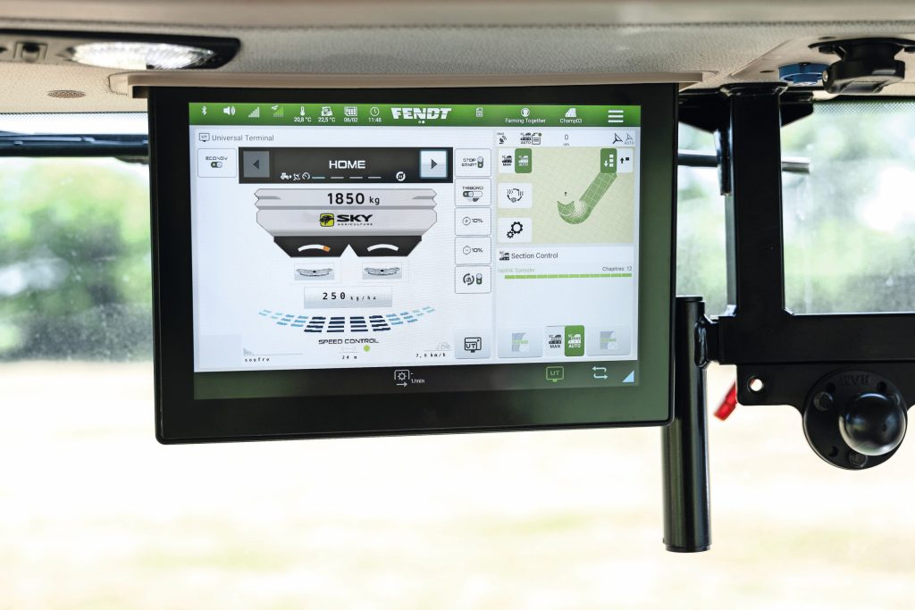 FertiEye fotografeert de kunstmest, analyseert de beelden en stelt op basis daarvan de kunstmeststrooier automatisch in.