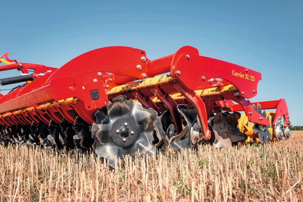 Drie rijen CrossCutter-schijven zorgen voor een betere menging van de bodem en efficiëntie bij onkruidbestrijding.