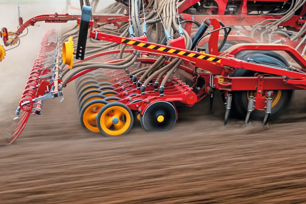 De rubberen TriForce II-ophanging met driehoekige draagconstructie zorgt er volgens de fabrikant voor dat de ingestelde schaardruk ook op oneffen terrein constant blijft.