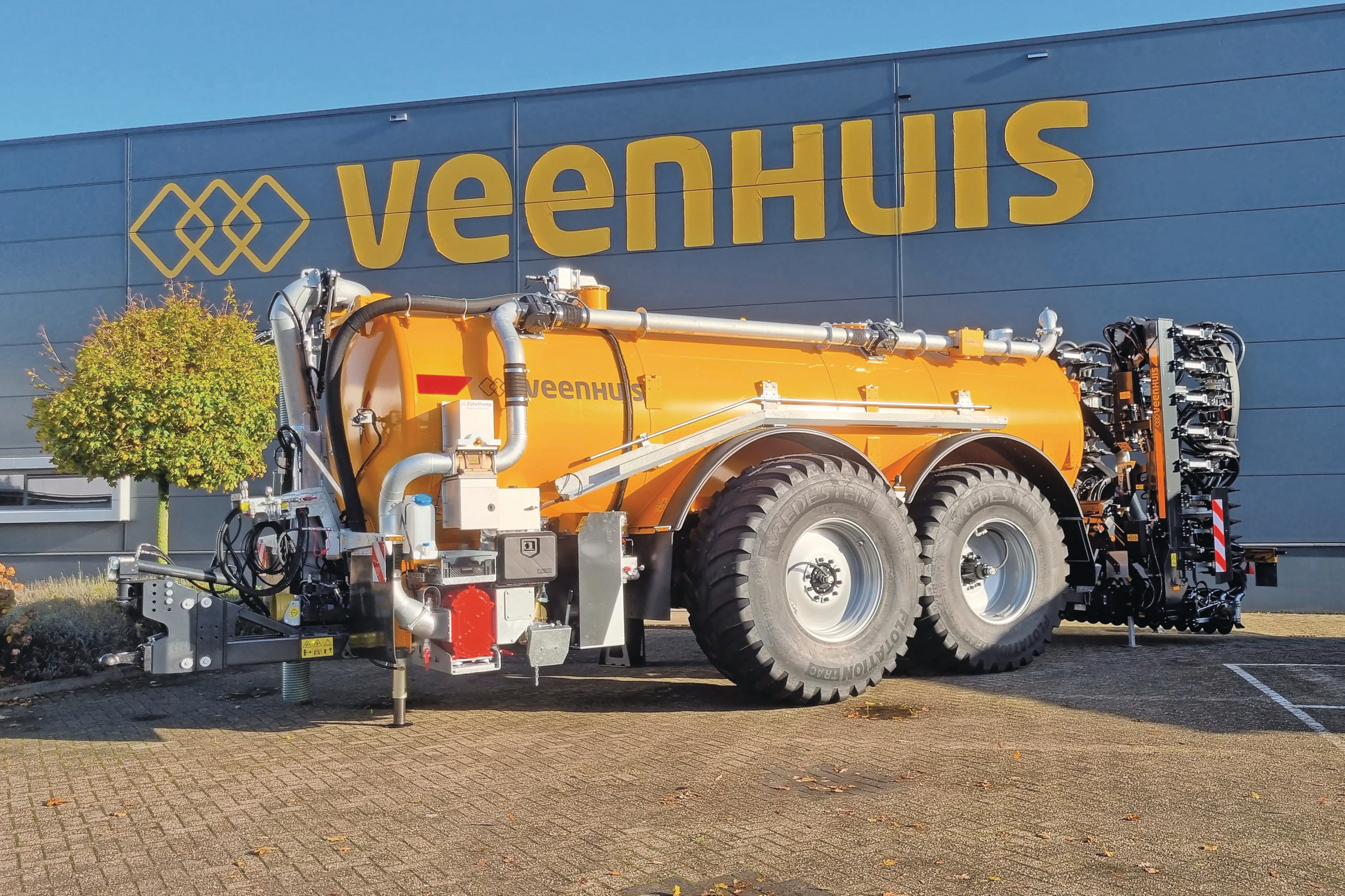 De compleet nieuwe tandemas bemestertank Evora van Veenhuis heeft een tot 50 centimeter versmald chassis om toch 15 graden stuuruitslag te halen in combinatie met brede en hoge banden in maat 900/60R42. Of zoals op de foto in maat 900/65R38. Foto: Veenhuis