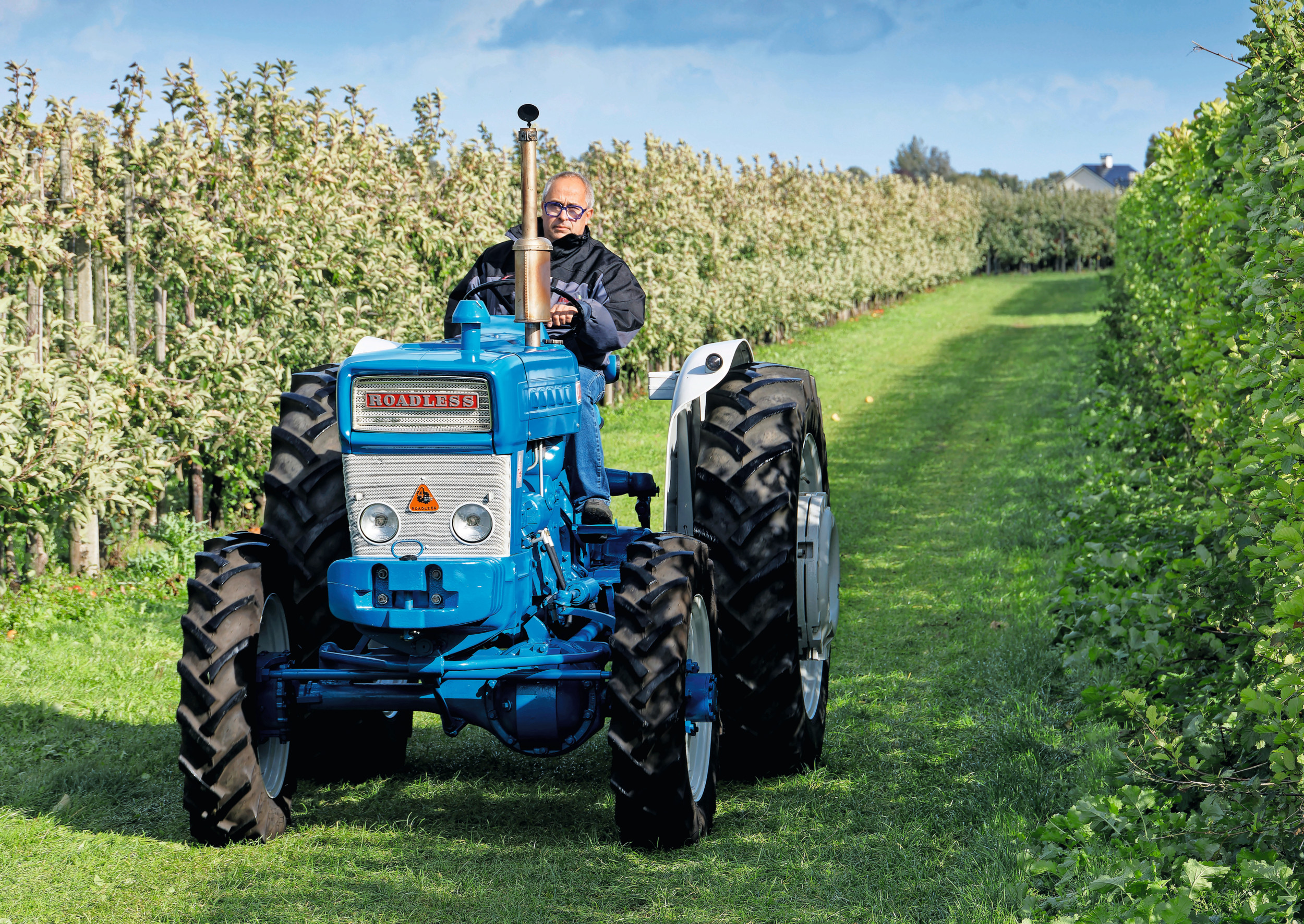 Trekkerliefhebber Martijn Nooijen, commissionair in groenten en fruit, uit Hedel (Gld.), op zijn Roadless Ploughmaster 65. De Ploughmaster 65 is een relatief zeldzame trekker. In Nederland staan momenteel twee van deze klassiekers op kenteken. Foto’s: Van Assendelft fotografie