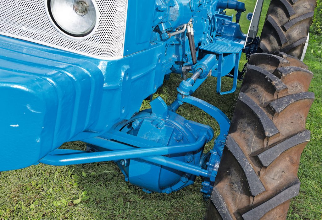 Wat de Ploughmaster tot Ploughmaster maakt: de vooras van een GMC-vrachtwagen uit de Tweede Wereldoorlog. Ingekort en omgekeerd gemonteerd.