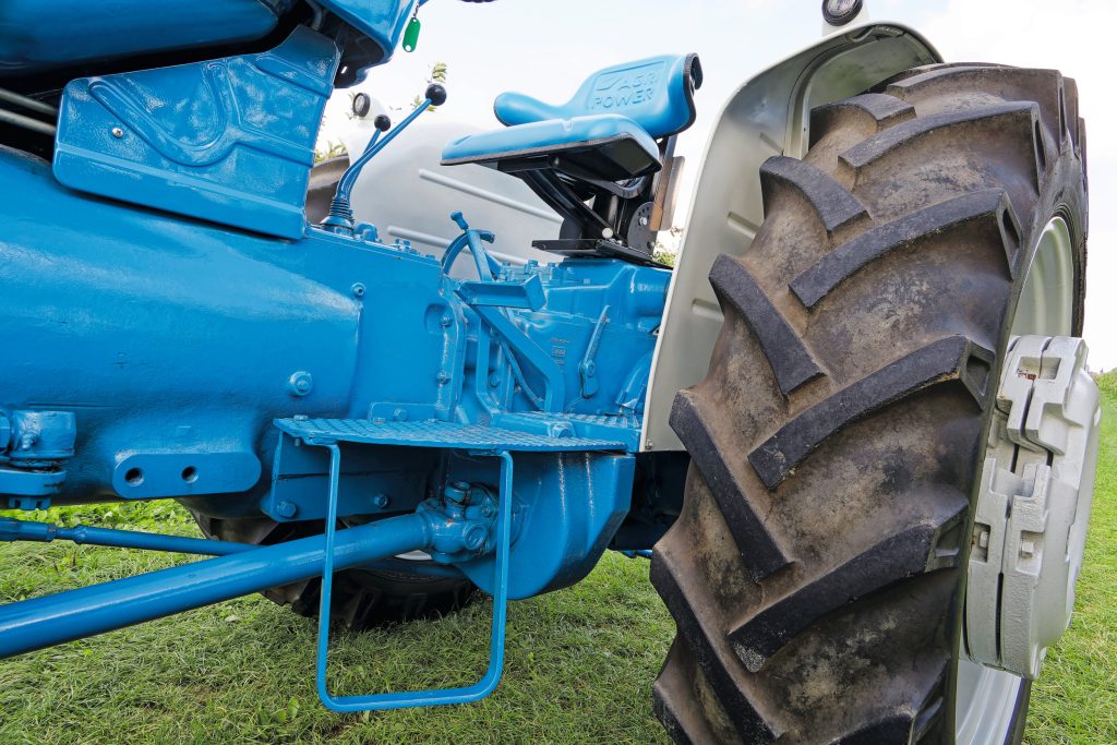 De grootste ingreep voor het ombouwen naar voorwielaandrijving is het aftakken van de transmissie naar de vooras. Met name de tussenbak was een ontwerp (met patent) van het Italiaanse Selene.