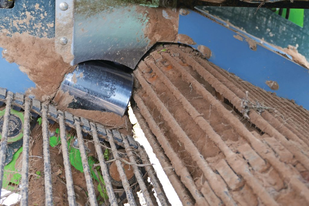 De productstroom is in de machine beter gestroomlijnd. Voor het versmallen van de graafmat op de tweede mat is een aangedreven rol gemonteerd. Eerder was dat een stilstaande plaat. Foto: Martin Smits