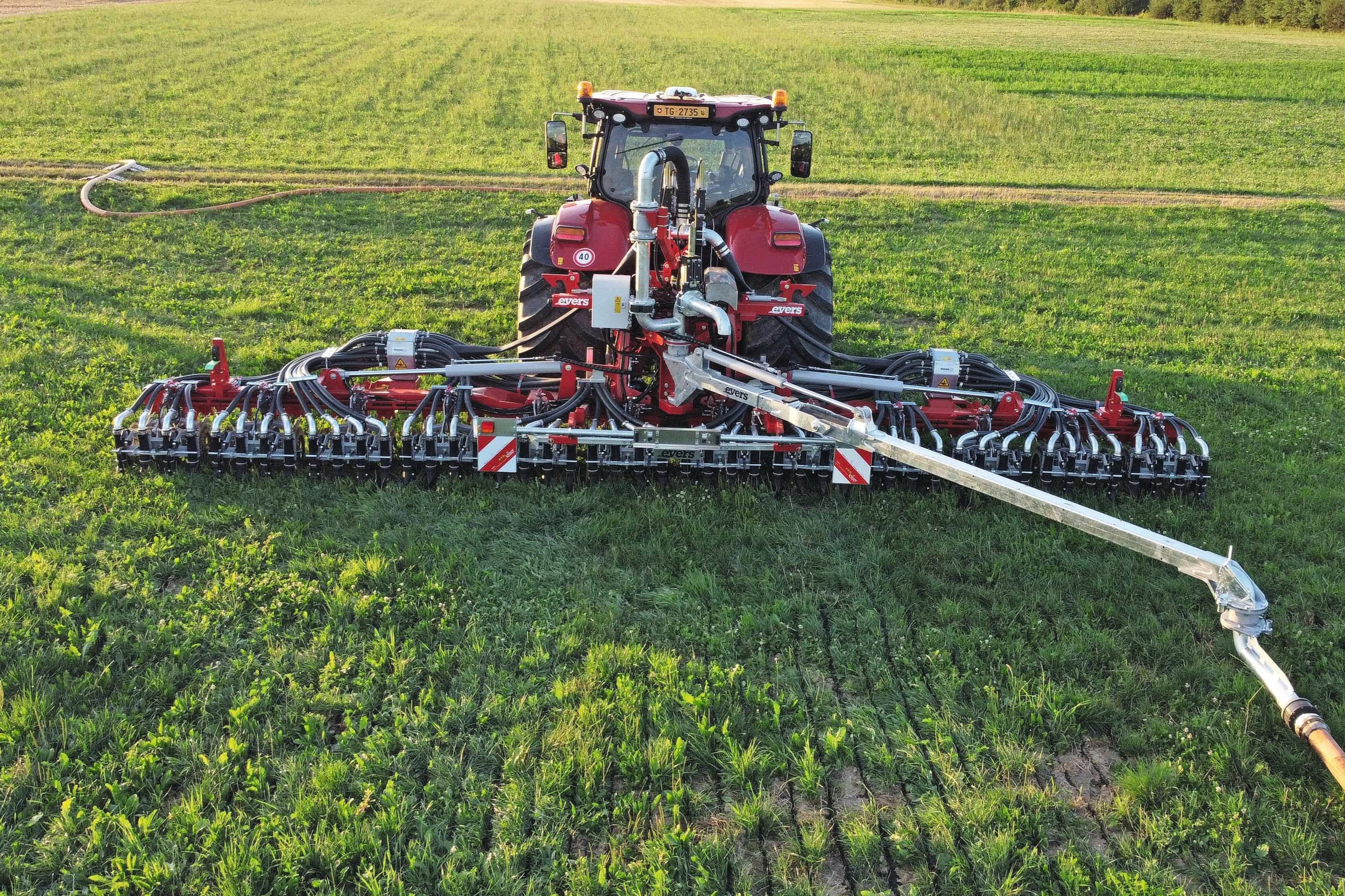 De Evers Agro Quadro Disk sleepslangbemester is een aangepaste versie van de al bestaande bemester. De sleepslang en de bijbehorende arm zijn direct op het frame gemonteerd. De arm is afneembaar, waardoor de machine ook als normale bemester achter een tank te gebruiken is. Foto’s: Evers Agro