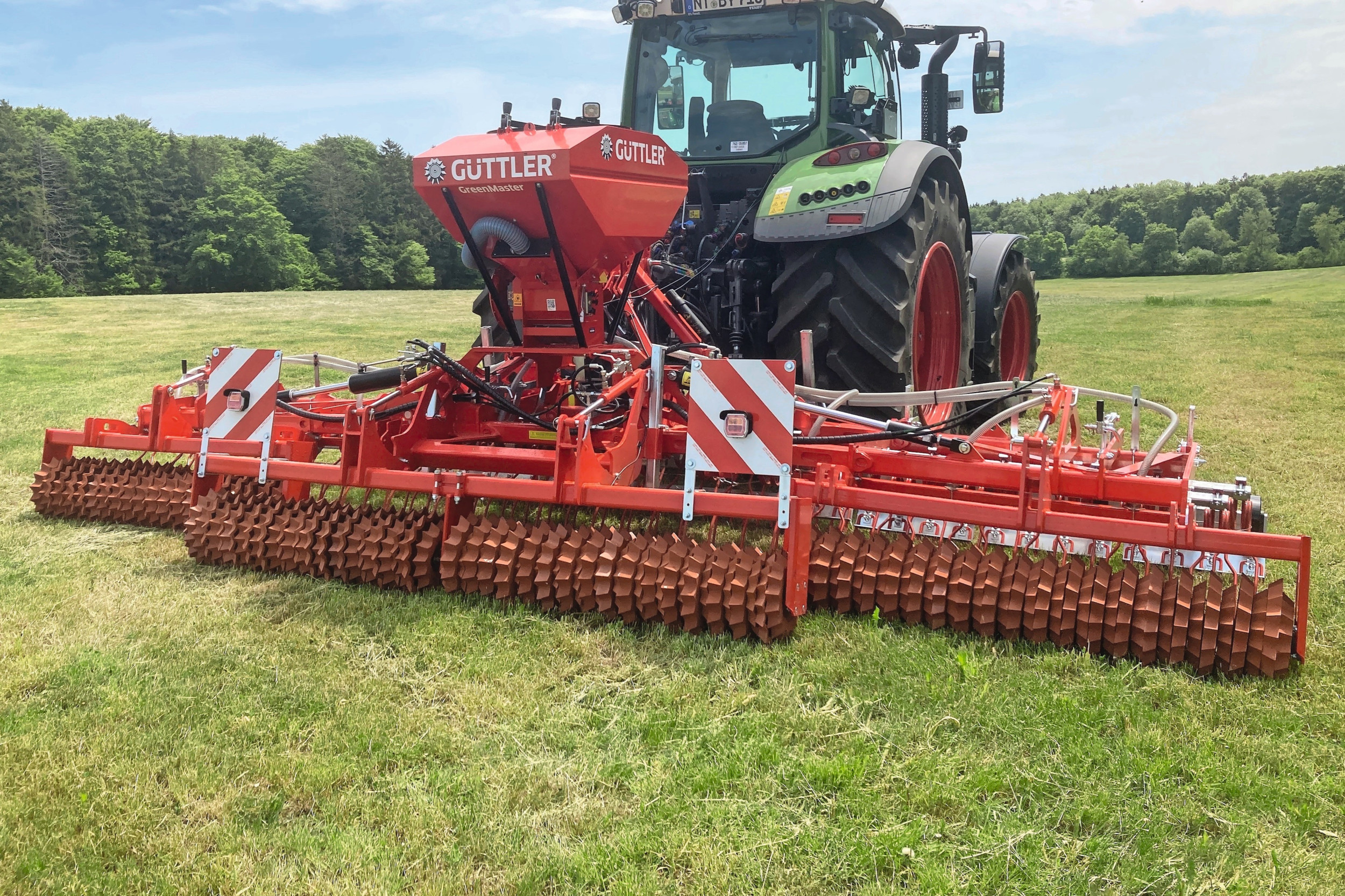 De Güttler Greenmaster Compact is een gedragen wiedeg met aandrukrol. Hiermee is de machine compacter dan de andere machines in het leveringspakket, die een gedragen wiedeg met daarachter een getrokken aandrukrol hebben. Foto’s: Güttler GmbH