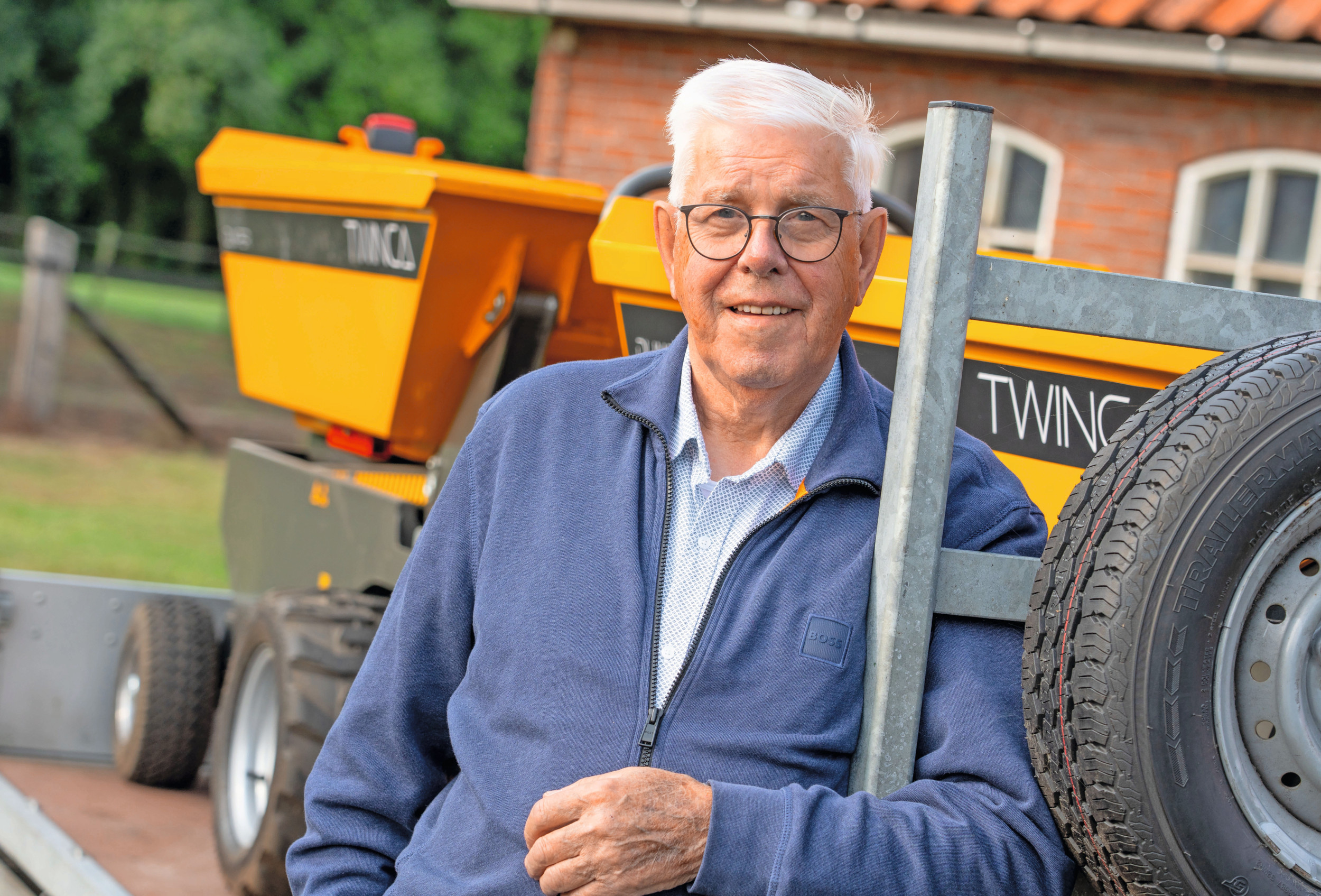 Jan Haverkate bij een Twinca-dumper. Hij runt al jarenlang eenmansbedrijf Haverkate-Markelo-Machines. De 81-jarige Jan werkt nog steeds. “Voor het afleveren en onderhouden van machines huur ik andere mensen in. Ik doe het wat rustiger aan, maar blijf bezig zo lang ik het aankan.” Foto: Jan Willem Schouten