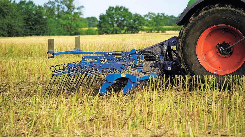 De messenwals is te combineren met bijvoorbeeld eggetanden, of een schijveneg.