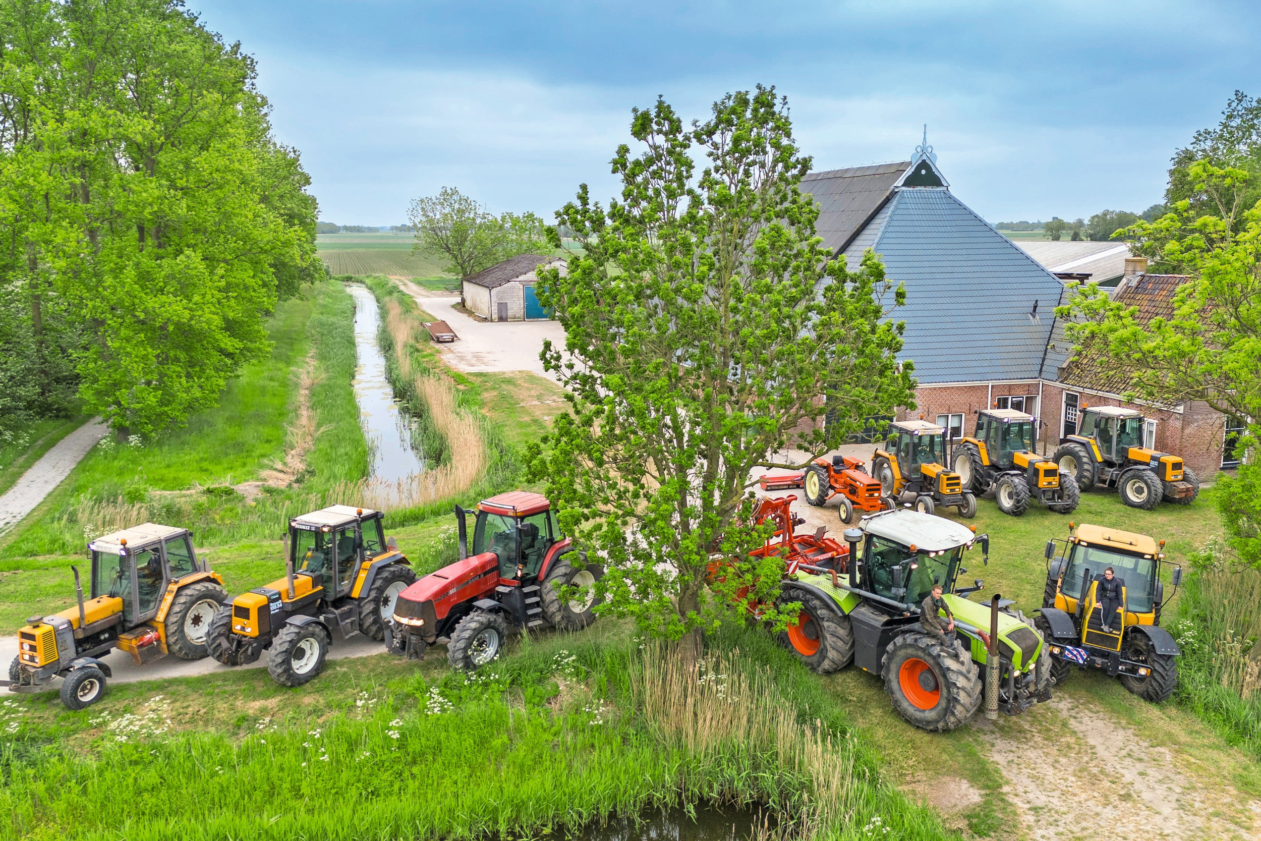 Het mag duidelijk zijn dat Renault geliefd is bij de Friese akkerbouwer Anton Sevenster. Een lange rij van maar liefst zes Franse trekkers laat geen ruimte voor twijfel. Foto's: Mark Pasveer