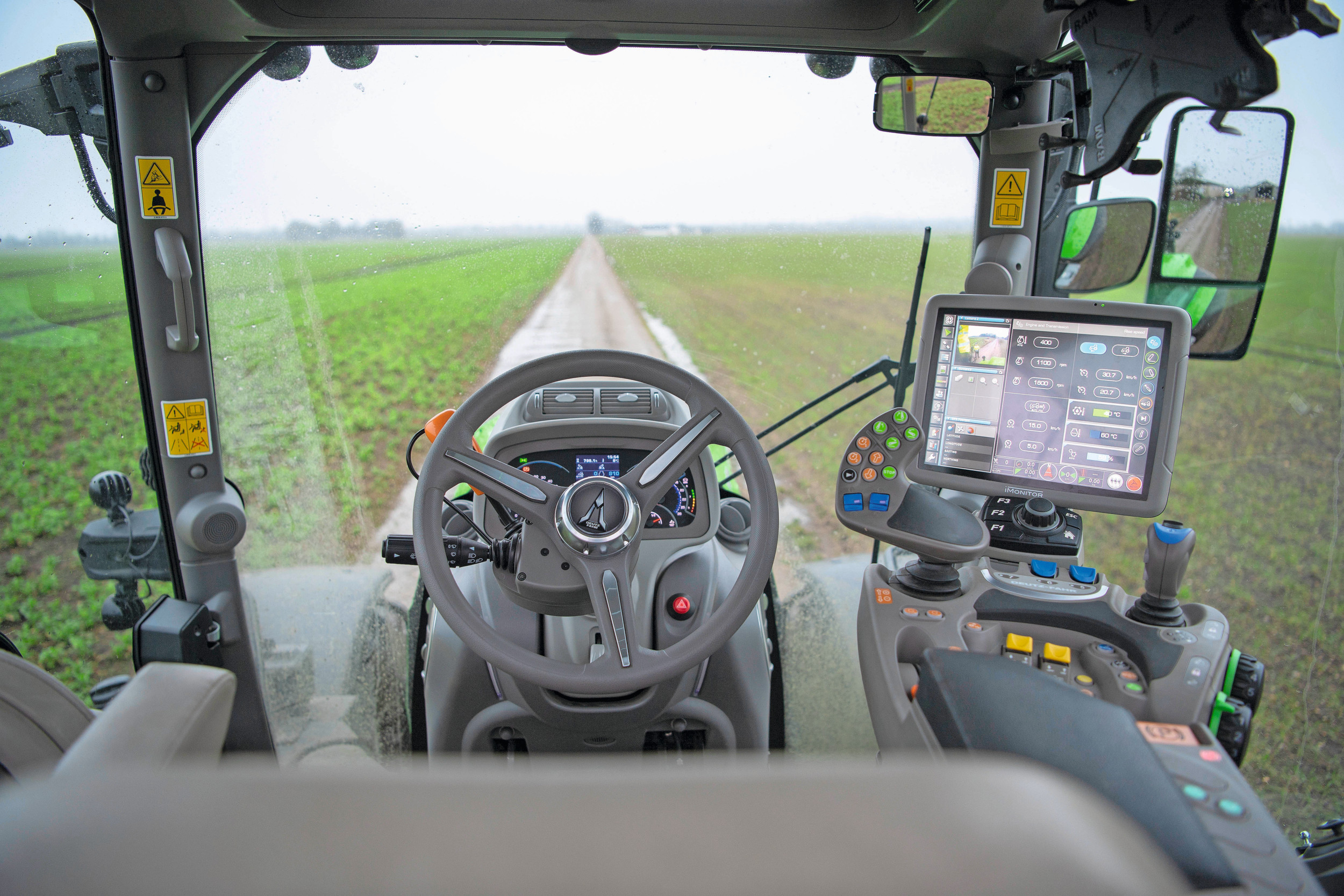 Deutz-Fahr heeft in samenwerking met Stereolabs verkeersveiligheidsfuncties ontwikkeld voor op trekkers. Denk aan functies als Lane Assist en waarschuwingssignalen bij inhalende voertuigen. Foto: Mark Pasveer