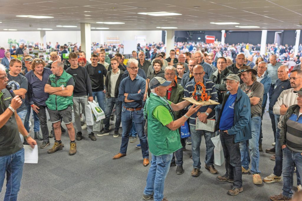 Dit jaar werd voor het eerst een veiling van miniaturen op de L.C.N.-miniaturenbeurs gehouden. In de Verenigde Staten is dit een belangrijk onderdeel van miniaturenbeurzen, Nederland moet nog wennen aan het fenomeen.