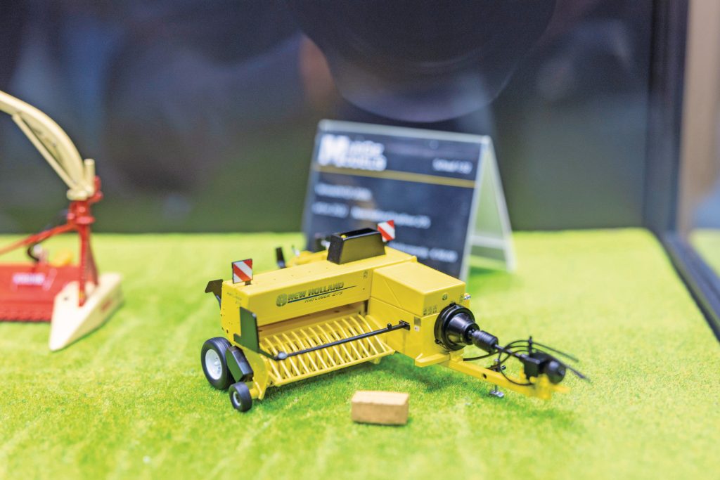 MargeModels kondigde enkele nieuwe modellen aan, onder andere een 1:32 New Holland Hayliner 275. Op de achtergrond nog een Krone-driepuntshakselaar, een Steyr 8060, een Krone Swadro TC880-zwadhark en een Claas Evion 430-maaidorser zijn in 1:32 te verwachten.