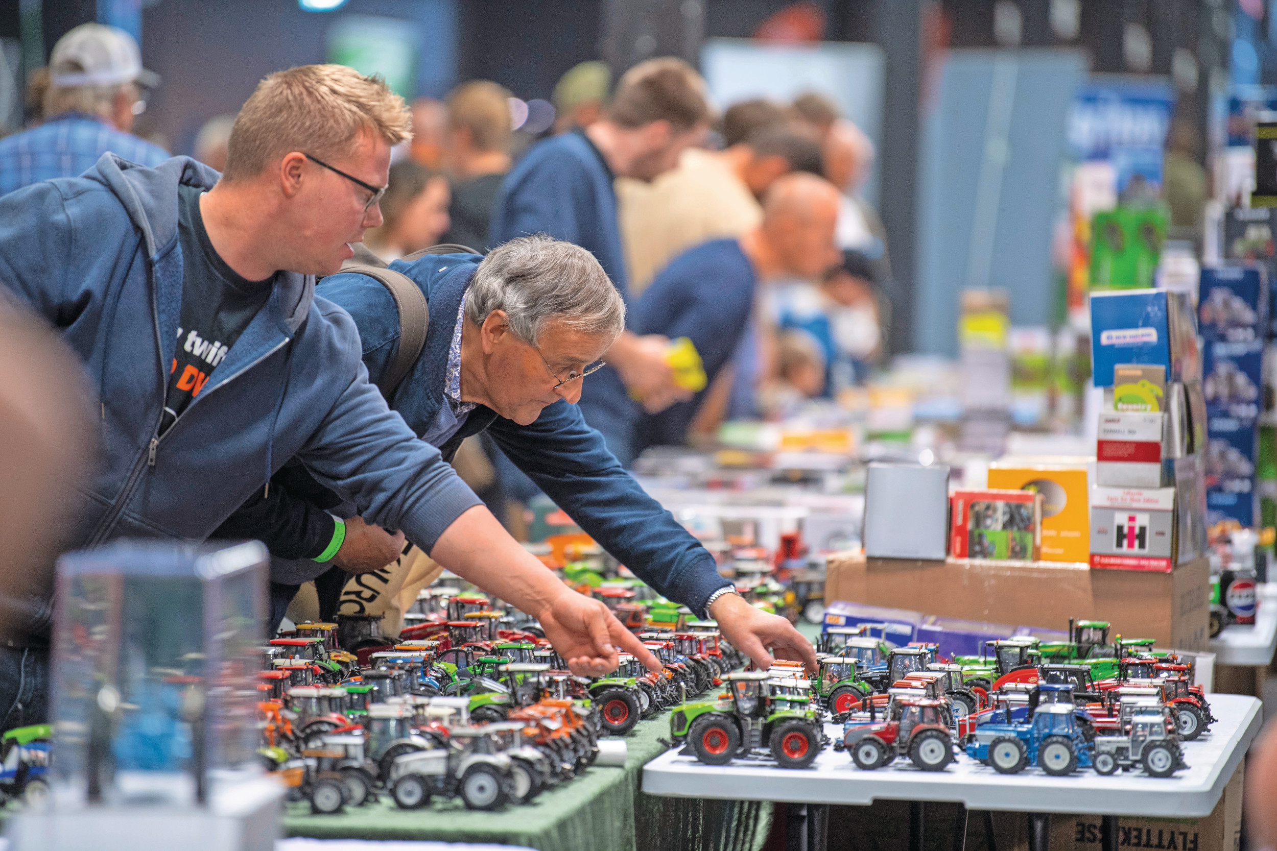 Opnieuw vonden veel verzamelaars en belangstellenden hun weg naar de jaarlijkse door de L.C.N. georganiseerde landbouwminiaturenbeurs in Houten (U.). Foto's: Mark Pasveer