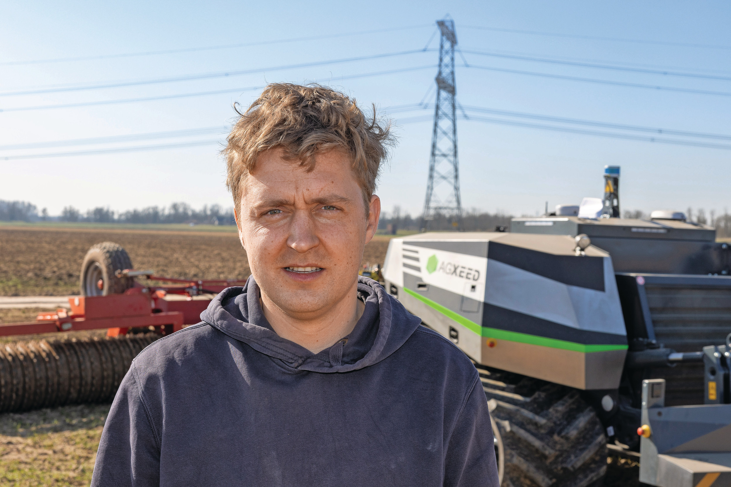 NPPL+R zoekt boeren die willen werken met de nieuwste robots en precisietoepassingen, met praktische begeleiding van experts van Wageningen University & Research. Akkerbouwer Marijn Vermue test dit seizoen de AgXeed AgBot op zijn bedrijf: “Je staat er niet alleen voor. Met NPPL krijg je begeleiding van experts en zie je meteen wat werkt en wat niet.” Foto: Peter Roek