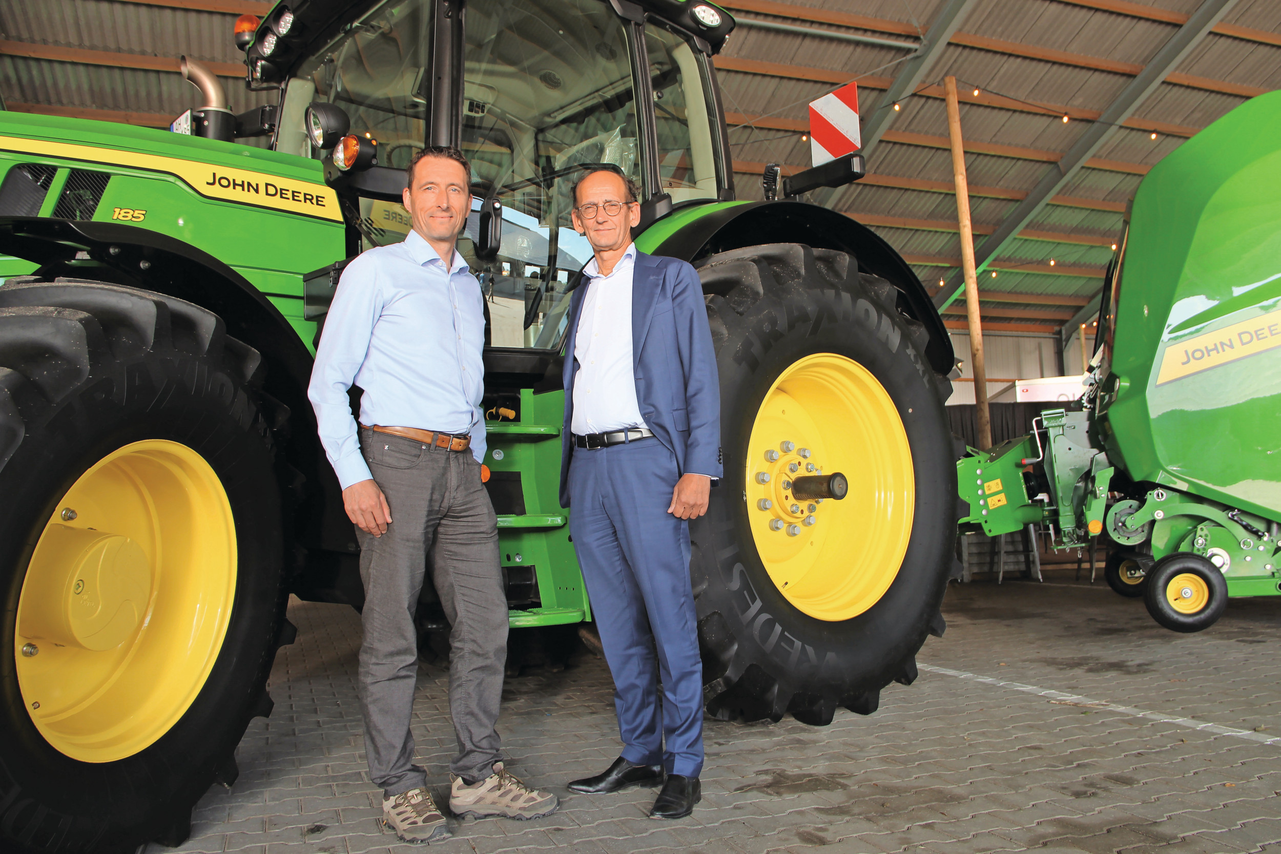 Rechts Bouwe van Wijk, de huidige chief executive officer (CEO), links staat John Thomassen, Vice President Sales en Marketing bij John Deere in Europa. Foto: Bas van Hattum