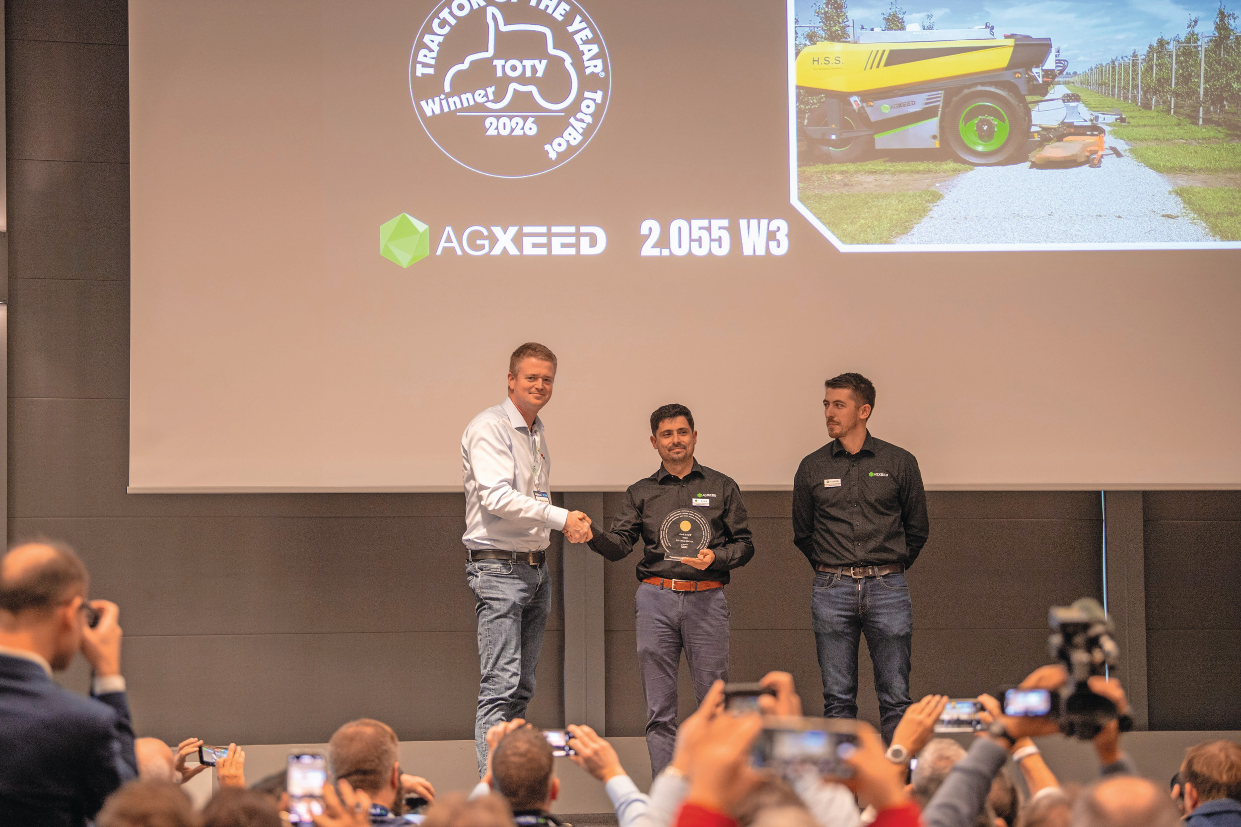 De TOTY-awards zijn op de eerste dag van de Agritechnica uitgereikt. Het Nederlandse AgXeed wint in de categorie TOTYBot de hoofdprijs. Foto's: Mark Pasveer