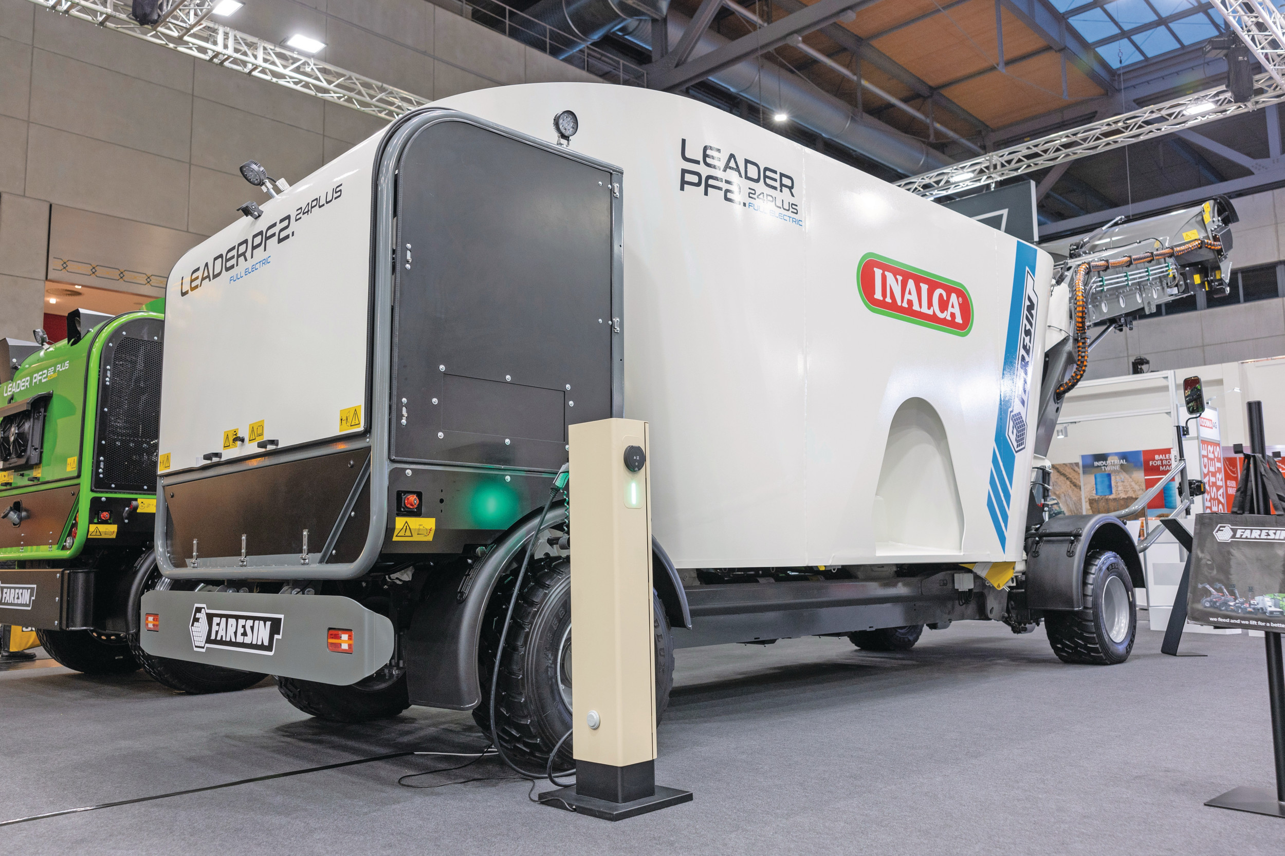 Deze full-electric Leader PF2.24 Plus is een 24 kuubs zelfrijdende voermengwagen die 100% elektrisch wordt aangedreven. Onder de kap achter schuilt een accupakket van 137 kWh. Foto's: Mark Pasveer