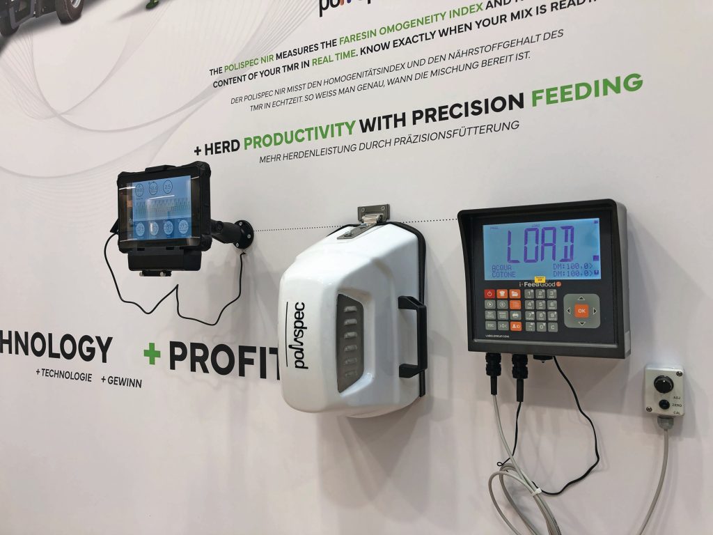 Naar wens levert Faresin een NIR-sensor van het Italiaanse Polyspec op de voermengwagen. De NIR-analyse en een slim algoritme melden vervolgens wanneer het mengsel klaar is. Dit voorkomt onnodig lang mengen en dus energie.