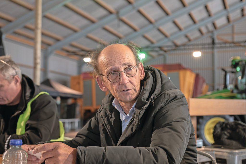 Bouwe van Wijk (61) woont in Voorschoten (Zuid-Holland) en is een ervaren manager. Eind maart 2025 werd hij benaderd door DKM Holding, eigenaar van Kraakman, en op 1 april werd hij officieel CEO. Kort daarvoor werkte hij een paar maanden bij Groenoord. Zijn visie is helder: “Op naar 30% marktaandeel. En dat kan ook met een merk als John Deere, de medewerkers die we hebben en een stevige aandeelhouder". Foto: Jacco van Erkelens