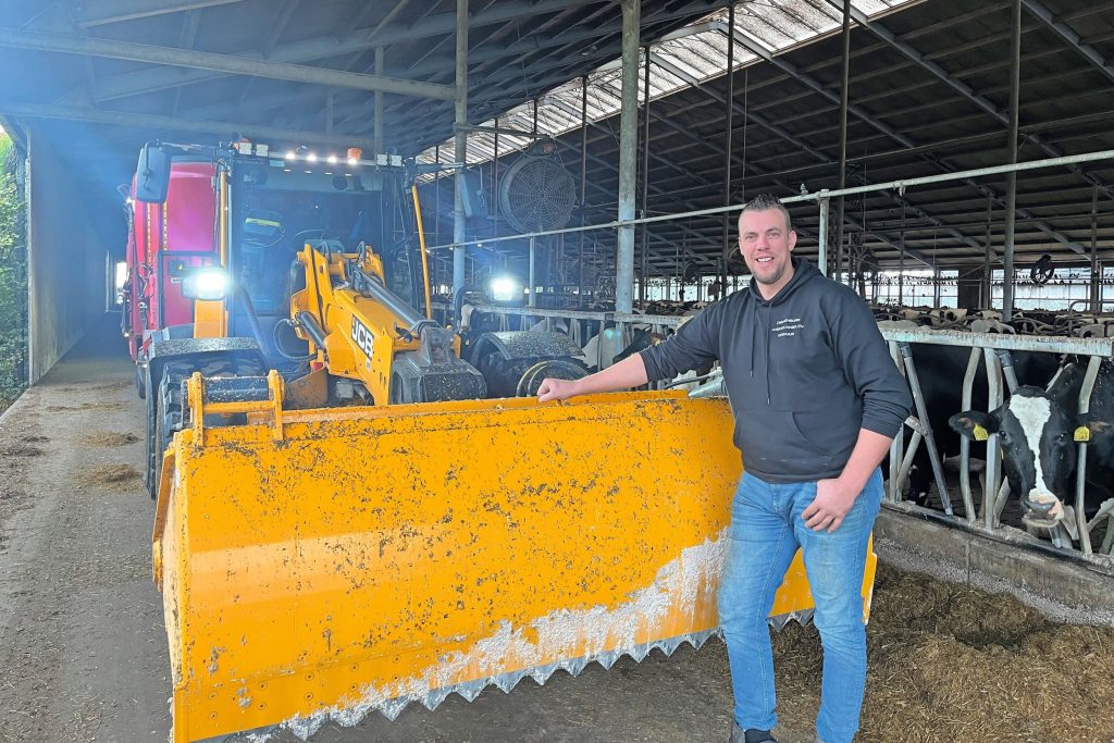 Loonvoerder Johan Zwijnenburg voor zijn combinatie, een JCB-wiellader met Peecon-voermengwagen. Begin dit jaar startte hij met zijn eigen loonvoerbedrijf.