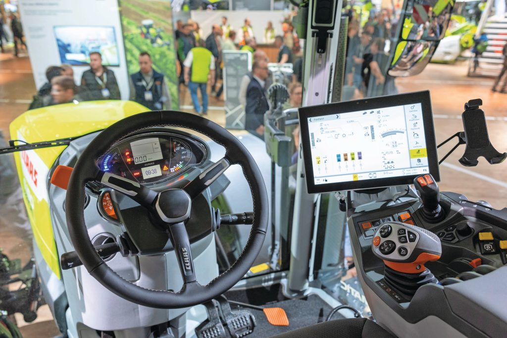 De cabine is nagenoeg onveranderd. Er is wél een nieuwe, luxere zitting leverbaar. Ook lijkt de terminal aan het cabinedak bevestigd op een andere plek.