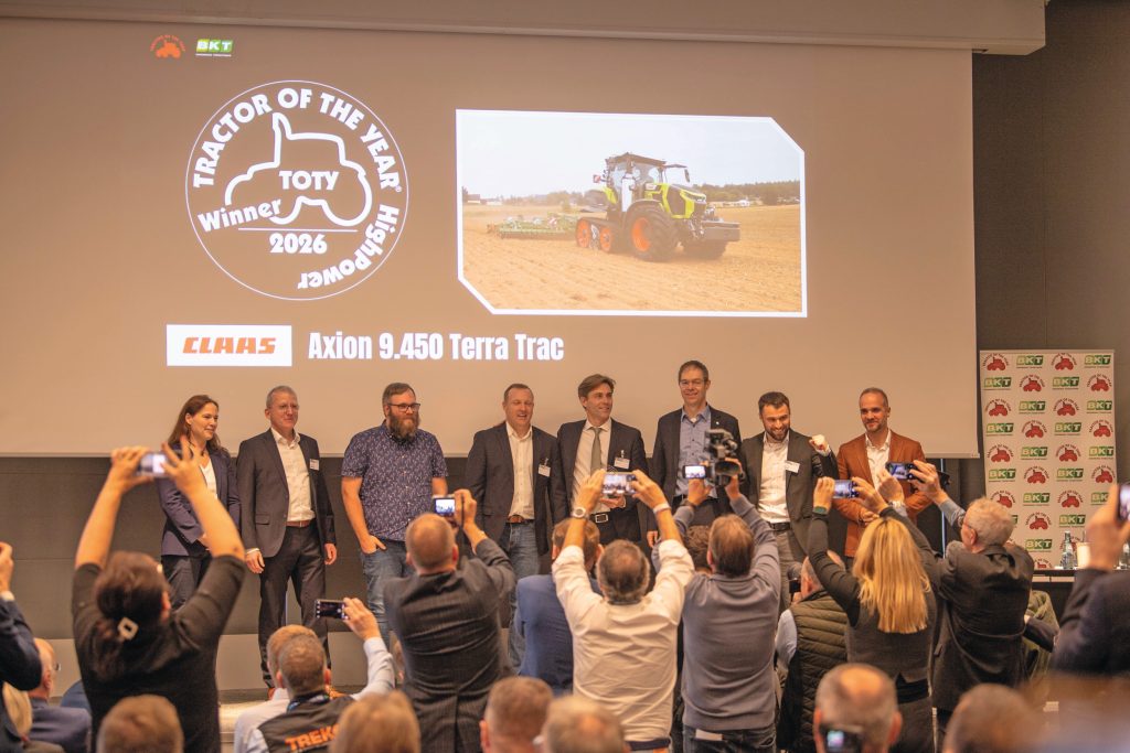 Claas wint in de zwaarste categorie TOTY Highpower met de nieuwe Axion 900-serie met TerraTrac-geveerd rupsonderstel. Het Claas-team reageerde euforisch toen het als winnaar werd uitgeroepen.
