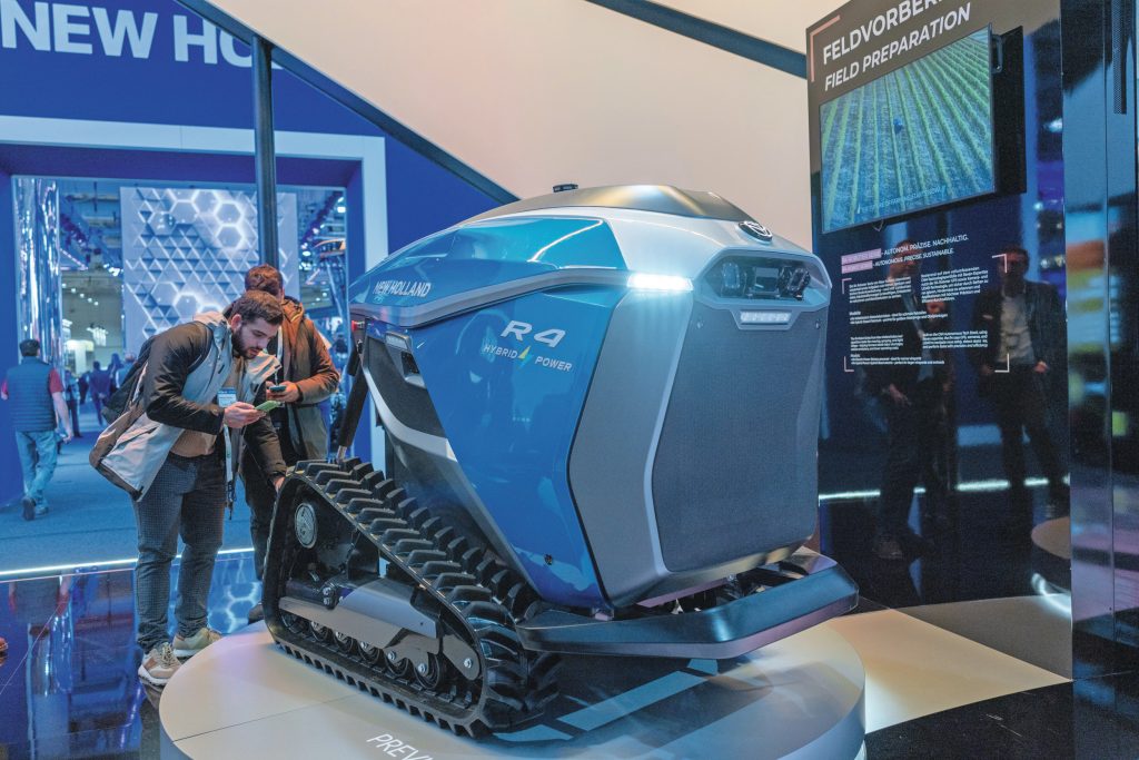 De New Holland R4 komt in twee varianten. Een batterij-elektrische uitvoering met 40 kWh accu en een hybride uitvoering met een 59 pk dieselmotor die een generator aandrijft. Foto: Mark Pasveer