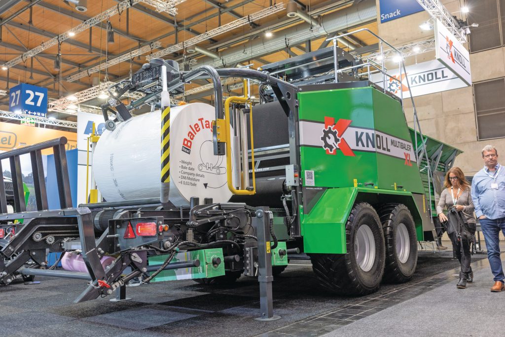 Knoll toont de baalprinter op de Agritechnica achter- en bovenop de wikkelaar van de Multibaler XL-pers.