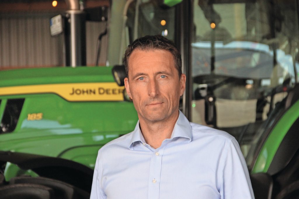 De Nederlander John Thomassen (53) is sinds de zomer van 2025 bij John Deere Vice President Sales en Marketing in Europa en de voormalige GOS-landen, uitgezonderd Rusland. Thomassen studeerde landbouwtechniek aan Wageningen UR en is sinds 2013 werkzaam bij John Deere. Thomassen en Bouwe van Wijk schakelen vaak samen, onder meer bij de herinrichting van het Kraakman-dealerschap in Noord-Nederland. Foto: Bas van Hattum